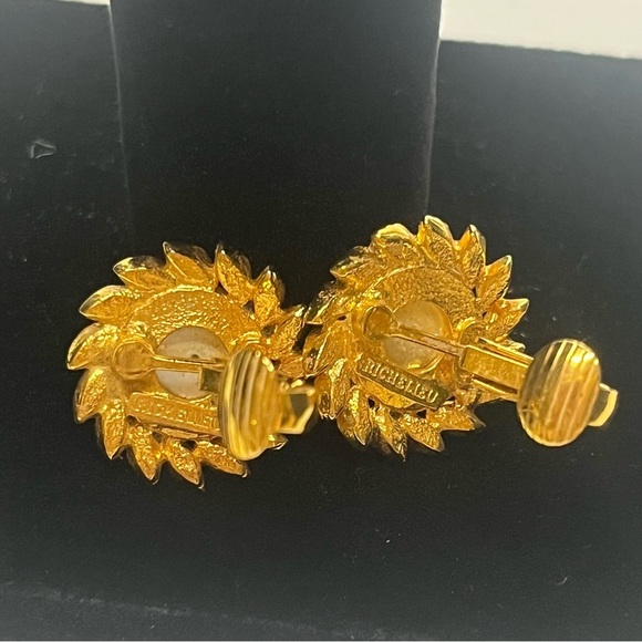 Vintage Richelieu gold tone pearl and faux diamond earrings - Picture 8 of 9